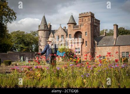 Die Volunteer Katie Dessain hilft bei der Pflanzung des neuen Gartens, der vom Gärtner und Designer Nigel Dunnet als Reaktion auf die 800-jährige Gartengeschichte des Standorts Hospitalfield in Arbroath geschaffen wurde. Stockfoto