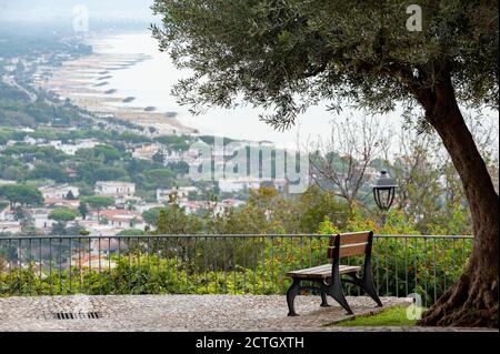 Panoramaterrasse auf dem Hügel von San Felice Circeo, Latina (Italien). Schöne verschwommene Seeufer im Hintergrund. Stockfoto