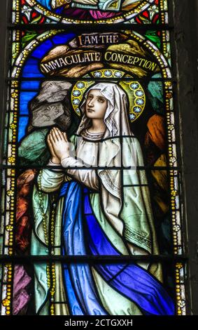 Glasfenster mit einem Bild der Mutter Christi in der Kirche der Heiligen Familie, Ardara, County Donegal, Irland Stockfoto