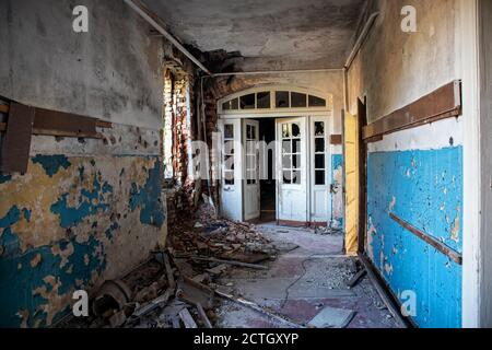 Korridor mit schönen Türen in einem alten verlassenen Gebäude Stockfoto