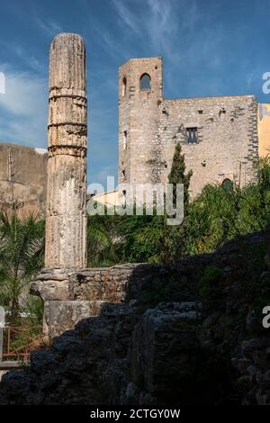 Massive römische Überreste des Capitoliums. Erbaut in der Mitte des 1. Jahrhunderts v. Chr., war es der Kapitolinischen Triade von Jupiter, Juno und Minerva gewidmet. . Stockfoto