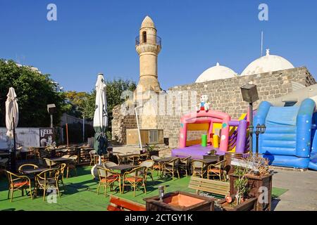 Eine Moschee auf der Promenade entlang des Sees von Galiläa bei Tiberias, Israel Stockfoto