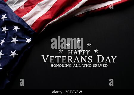 Alles Gute Zum Veterans Day. Amerikanische Flagge auf schwarzem Hintergrund mit Text. Stockfoto