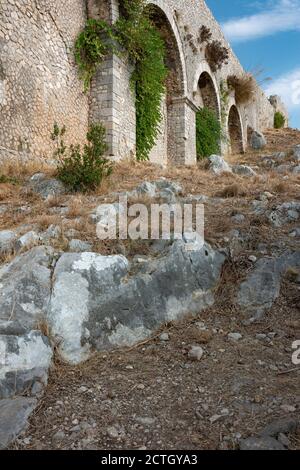 Die großen Bögen des Jupitertempels Anxur, auf dem Gipfel von Terracina, Latina (Italien); große Felsen im Vordergrund. Stockfoto