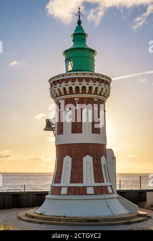 Alter Leuchtturm der Kaiserschleuse als Denkmal in Bremerhaven am Nordsee Stockfoto