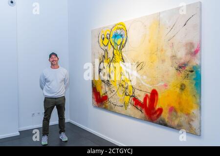 London, Großbritannien. September 2020. George Morton-Clar with Sunny Side Up, 2020 - Opera Gallery präsentiert eine Ausstellung neuer Werke des britischen Künstlers George Morton-Clark. Ein Teil des Verkaufserlöses wird die Gemeinschaft in Beirut nach der jüngsten Explosion unterstützen, indem Spenden an die pädiatrische Intensivstation im St. Georges Hospital in Beirut gehen. Die Opera Gallery London wird auch eng mit ihrer Gallery in Beirut zusammenarbeiten, die nur wenige hundert Meter von der Explosion entfernt und zerstört wurde. Kredit: Guy Bell/Alamy Live Nachrichten Stockfoto