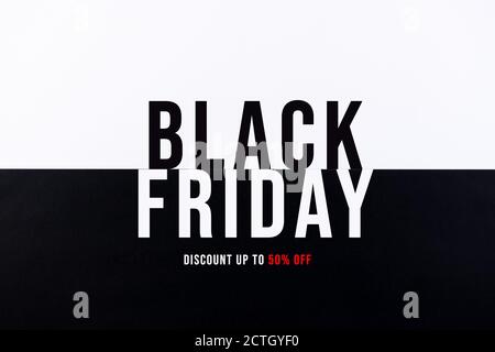 Schwarz-weißes Papier mit Text SCHWARZ FREITAG. Black Friday Konzept. Stockfoto