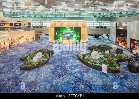 Ein seltener Anblick des Changi Airport Terminal 3 Transit-Bereich ist ruhig. Louis Vuitton Shop und andere Duty-Free-Shops sind ruhig. Stockfoto