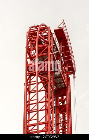 Schnelle Achterbahn mit extremer Steigung im Detail Stockfoto