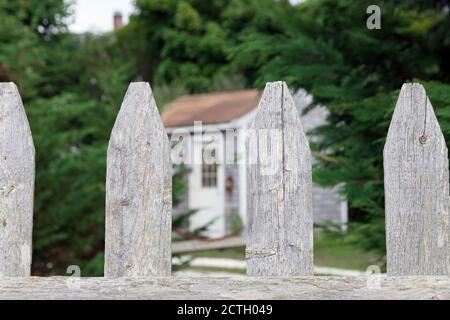 Zaun im Fokus mit Hintergrund außerhalb des Fokus. Stockfoto