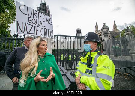 WESTMINSTER LONDON, GROSSBRITANNIEN, 23. SEPTEMBER 2020. Anti-Vaxxxer, Kate Shemirani protestiert vor dem Parlament, nachdem Premierminister Boris neue Regeln verhängt und mit Coronavirus-Beschränkungen für soziale Interaktionen Ausgangssperren. Kate Shemirani glaubt, dass es keine Pandemie gibt und Covid-19 ist ein Schwindel und eine Regierungsverschwörung, um die Massen zu kontrollieren und Covid-Impfung ist ein politisches Instrument, um die DNA der Menschen zu ändern. Kredit: amer ghazzal/Alamy Live Nachrichten Stockfoto