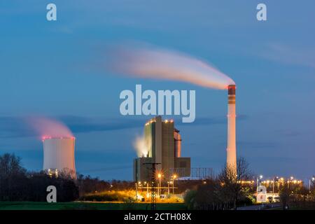 Große Industrieanlage mit Kühlturm und Rauchkamin Nacht Stockfoto