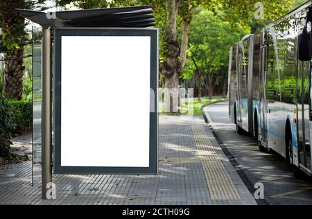 Mockup leere Werbeschilder und Schablonen oder helle Plakate mit Platz, um Text oder Medienmitteilung und Inhalt zu kopieren, leere Schattenplakate mit Bildschirm an Stockfoto