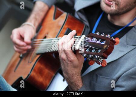 Kleiner Junge, der klassische Gitarre spielt Stockfoto