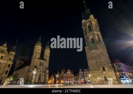 Marktplatz Halle in Weitwinkel bei Nacht mit rotem Turm Und Kirche Stockfoto