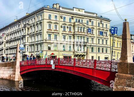 Rote Brücke über den Moyka-Fluss. St. Petersburg, Russland Stockfoto