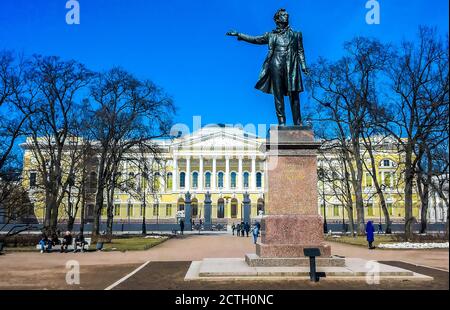 Denkmal dem großen russischen Dichter Alexander Puschkin auf dem Platz der Künste und das Staatliche Russische Museum auf dem Hintergrund. St. Petersburg, Russland Stockfoto