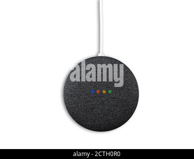 2020-09-23 Hamburg, Deutschland: Direkt über der Ansicht von Google Nest Mini Smart Speaker mit beleuchteten Status-LEDs isoliert auf weiß Stockfoto