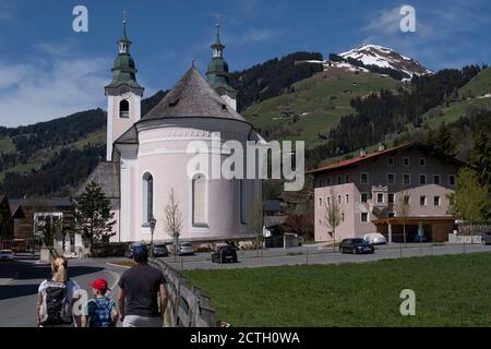 Kirche Dekanatskirche und hohe Salve (1829m) in Brixen im Thale, Tirol, Österreich, Europa Stockfoto