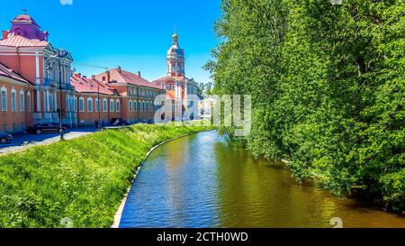 Fluss vor der Heiligen Dreifaltigkeit Alexander Newski Lavra in Sankt Petersburg, Russland Stockfoto