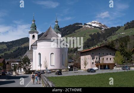 Kirche Dekanatskirche und hohe Salve (1829m) in Brixen im Thale, Tirol, Österreich, Europa. Stockfoto