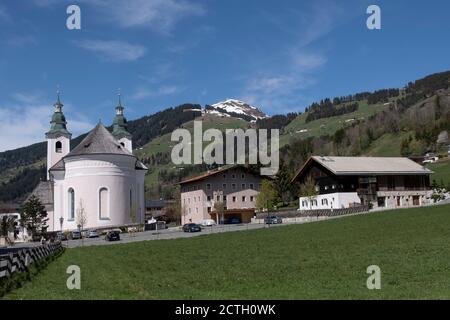 Kirche Dekanatskirche und hohe Salve (1829m) in Brixen im Thale, Tirol, Österreich, Europa Stockfoto