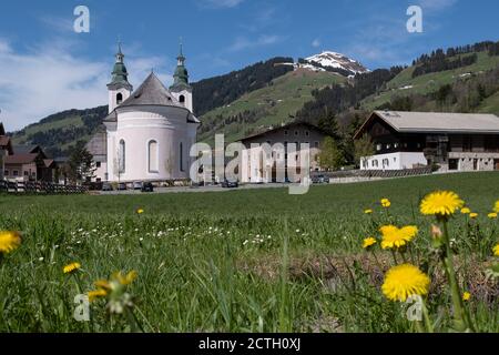 Kirche Dekanatskirche und hohe Salve (1829m) in Brixen im Thale, Tirol, Österreich, Europa Stockfoto