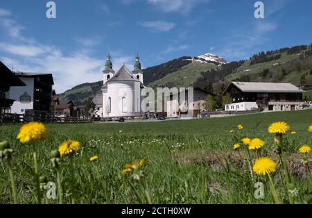 Kirche Dekanatskirche und hohe Salve (1829m) in Brixen im Thale, Tirol, Österreich, Europa Stockfoto