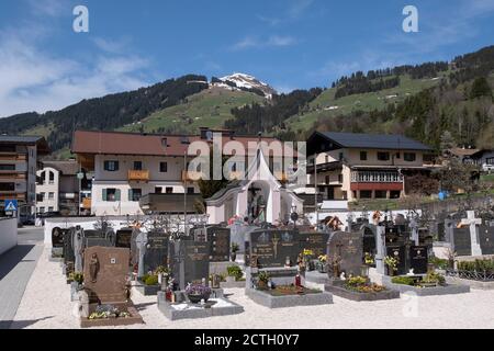 Kirchfriedhof und hohe Salve (1829m) in Brixen im Thale, Tirol, Österreich, Europa Stockfoto