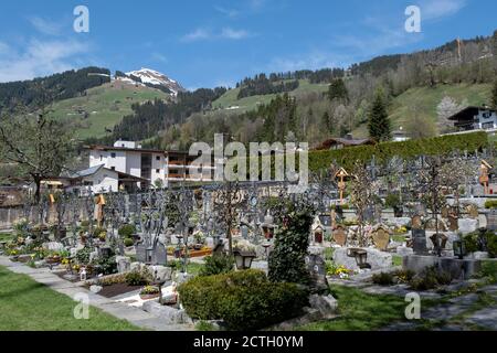 Kirchfriedhof und hohe Salve (1829m) in Brixen im Thale, Tirol, Österreich, Europa Stockfoto