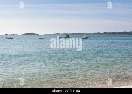 Boote vor Anker in Higher Town Bay auf St Martin's Auf den Scilly-Inseln Stockfoto