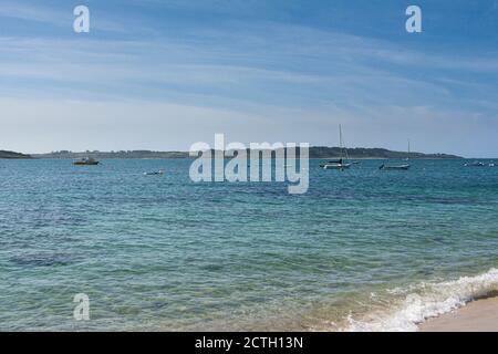 Boote vor Anker in Higher Town Bay auf St Martin's Auf den Scilly-Inseln Stockfoto