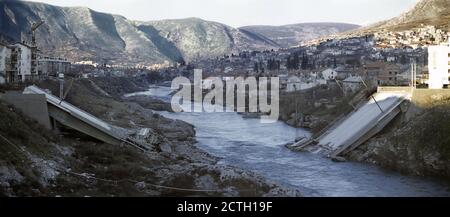 10. Dezember 1995 während des Krieges in Bosnien: Der Fluss Neretva fließt an der zerstörten Hasana Brkića (Hasan Brkića Brücke) am südlichen Stadtrand von Mostar vorbei. Stockfoto