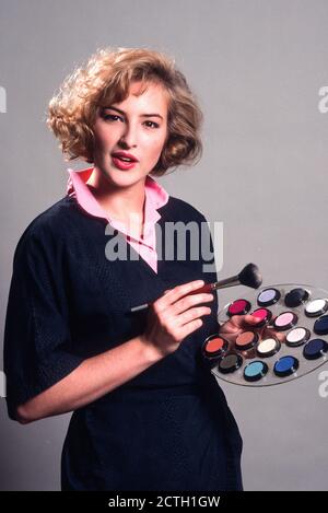 Professionelle Make-up Künstler Posen mit Pinsel und Palette, 1990er, USA Stockfoto