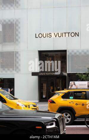 Louis Vuitton ist ein Luxus-Designer-Geschäft an der Fifth Avenue in New York City, USA Stockfoto