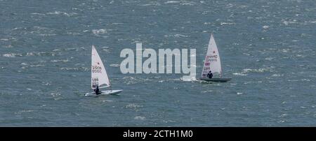 Portland Harbour, Großbritannien - 3. Juli 2020: High Angle Panoramaaufnahme von zwei Laser Class Racing Schlauchbooten im Portland Harbour. Stockfoto