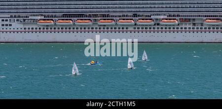 Portland Harbour, Vereinigtes Königreich - 2. Juli 2020: High Angle Panorama Aufnahme der Laser Klasse Segelsport Schlauchboote und ein Rettungsboot Segeln Stockfoto