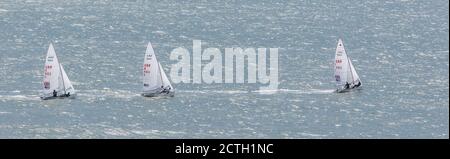 Portland Harbour, Vereinigtes Königreich - 3. Juli 2020: High Angle Panorama Aufnahme von drei Laser Class Racing Schlauchbooten mit einem von ihnen Segelweg ah Stockfoto