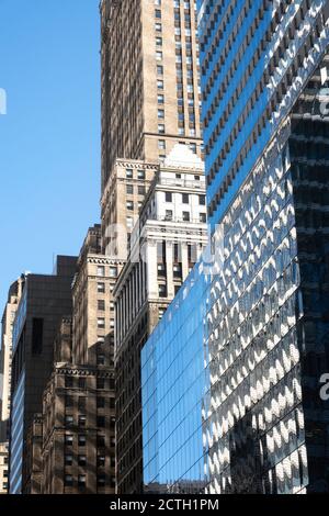 Bürogebäude in der 42nd Street in New York City, USA Stockfoto