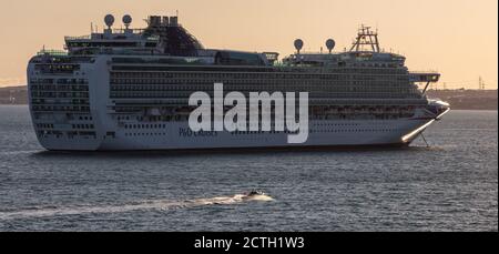 Weymouth Bay, Vereinigtes Königreich - 10. Juli 2020: Wunderschöne Panoramabild des P&O Kreuzfahrtschiffes Ventura, das bei Sonnenuntergang in der Weymouth Bay vor Anker liegt Stockfoto