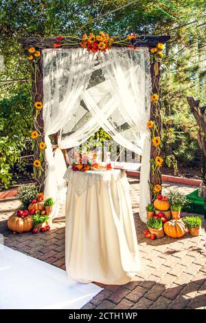 Hochzeitstor für die Hochzeit außerhalb des Geländes, dekoriert im Herbstthema. Stockfoto