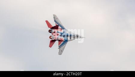 Barnaul, Russland - 19. September 2020: Nahaufnahme eines Strizhi MiG-29 Kampfjets, der während einer Flugshow Stunts durchführte. Stockfoto