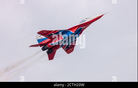 Barnaul, Russland - 19. September 2020: Nahaufnahme eines Strizhi MiG-29 Kampfjets, der während einer Flugshow Stunts durchführte. Stockfoto