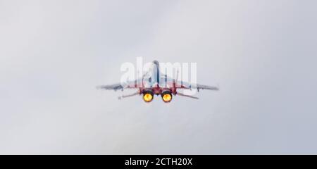 Barnaul, Russland - 19. September 2020: Nahaufnahme eines Strizhi MiG-29 Kampfjets, der während einer Flugshow Stunts durchführte. Zwei Düsen Heizung U Stockfoto