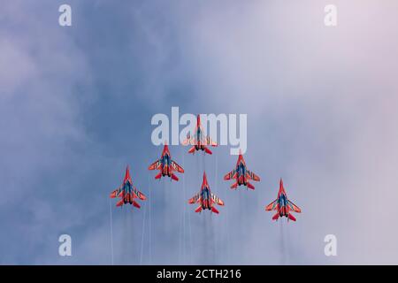 Barnaul, Russland - 19. September 2020: Eine Aufnahme des Strizhi MiG-29 Kampfjetgeschwaders, das während einer Flugshow senkrecht aufsteigt. Blau c Stockfoto