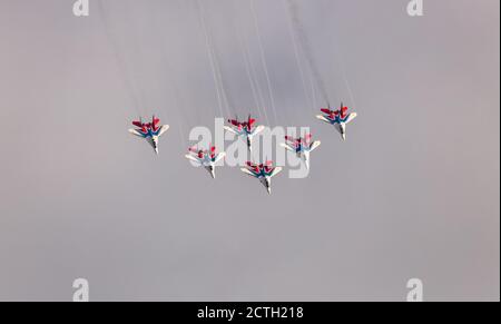 Barnaul, Russland - 19. September 2020: Eine Aufnahme von Strizhi MiG-29 Kampfjet Geschwader, die Stunts während einer Aeroshow durchführen. Stockfoto