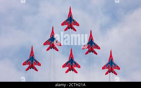 Barnaul, Russland - 19. September 2020: Eine Aufnahme des Strizhi MiG-29 Kampfjet Geschwaders, das während einer Flugshow senkrecht aufsteigt. Blauer wolkig Himmel Stockfoto