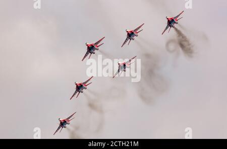 Barnaul, Russland - 19. September 2020: Eine Low-Angle-Aufnahme des Strizhi MiG-29 Kampfjet-Geschwaders, das während einer Flugshow Stunts durchführte. Stockfoto