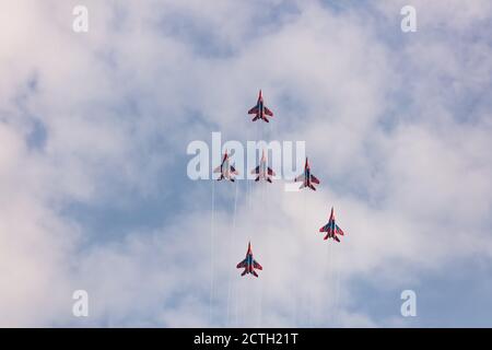 Barnaul, Russland - 19. September 2020: Eine Aufnahme des Strizhi MiG-29 Kampfjetgeschwaders, das während einer Flugshow senkrecht aufsteigt. Blau c Stockfoto