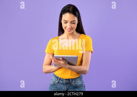 Glückliche Frau mit digitalen Tablet im Studio Stockfoto